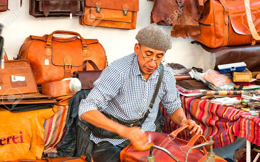 Artesanías Rurales Marroquíes: Cómo el Turismo Apoya a los Artesanos Locales